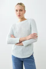 Sweater rojo de tejido de punto con ruedo curvo y mangas 3/4.