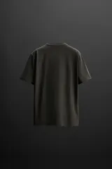 Camiseta deportiva marrón de tejido técnico ligero y elástico con estructura. Cuello redondo, manga corta, costuras planas y logo estampado.