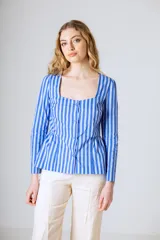 Blusa color rosa con rayas verticales color borgoña, de corte peplum, escote cuadrado y mangas largas abullonadas.