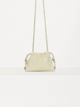 Mini bolso tipo bombonera color verde claro con textura y cordón ajustable.