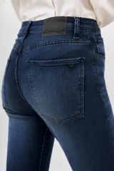 Pantalón jean slim azul oscuro.