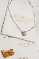 Collar plateado con dije de corazón con circonia transparente.