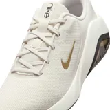 Championes Nike Bella 7 color negro con detalles en blanco, diseñados para entrenamiento, con capellada de malla elástica y transpirable, tecnología Air Zoom en el talón y suela de goma.
