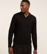 Suéter de punto negro con cuello en V y mangas largas.