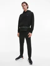 Buzo negro con capucha y bolsillo tipo canguro. Logo de Calvin Klein bordado en el pecho.