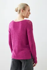 Sweater negro de tejido de punto con calado en la parte superior delantera y en los hombros.