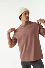 Remera oversize negra de algodón con cuello redondo y mangas cortas. Corte amplio y relajado.