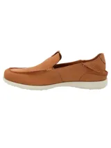 Mocasín de cuero color marrón claro, con puntera redondeada y suela blanca de goma.