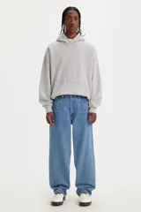 Pantalón de jean celeste de corte amplio.