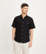 Camisa de hombre de manga corta confeccionada en una mezcla de lino y algodón, marca Marfinno. Presenta un calce confort, cuello clásico, cierre frontal con botones y un bolsillo de parche con solapa en el pecho. Las mangas cuentan con un detalle de dobladillo.