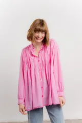 Camisa oversize de algodón color verde lima, con cuello mao con volados y pliegues verticales en el frente.