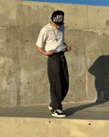 Pantalón jean baggy color gris (negro gastado) con corte mega baggy.