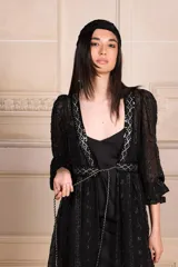 Kimono largo de crepé negro con bordados plateados, mangas largas y diseño abierto. Incluye cinturón fino con borlas.