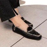 Mocasines negros de cuero vacuno con tientos de cuero pasados a mano y suela de goma.