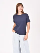 Remera color tostado de corte clásico y mangas cortas.