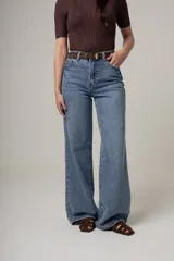 Jean de denim negro con corte wide leg y tiro alto.