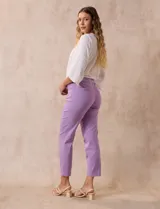 Pantalón recto verde esmeralda de gabardina elastizada, marca Zac & Rachel. Tiene pretina ancha con faja interna modeladora, bolsillos simulados en la parte delantera y bolsillos ojal en la parte trasera.