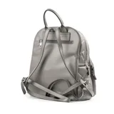 Mochila gris acolchada de símil cuero con diseño entretejido. Tiene un compartimento principal con cierre, un bolsillo interno con cierre y dos abiertos, un bolsillo externo con cierre, correa regulable y herrajes plateados.