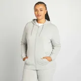 Chaqueta de chándal gris con capucha y cierre frontal, diseñada para comodidad y uso diario.