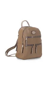 Mochila color tostado con apertura superior doble con cierres individuales, bolsillos al frente con cierres metálicos, uno principal de mayor capacidad y dos pequeños ideales para las llaves o monedas. Correas largas a tono regulable con hebillas.