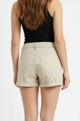 Short de jean color rosa, de tiro alto y corte clásico con dobladillo en el ruedo.