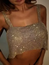 Top plateado de metal con strass, escote cuadrado y tirantes finos. Se ajusta con cadena en la espalda.