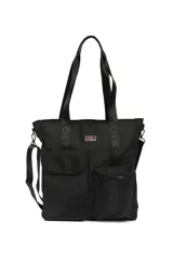Cartera tipo tote de poliéster color negro, con doble asa corta de mano y correa larga extraíble ajustable para colgar del hombro. Tiene cierre superior y dos bolsillos delanteros, uno con solapa y otro con cierre.