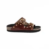 Sandalia marrón de cuero vacuno con detalle de tachas doradas en la capellada, plantilla birk forrada en cuero y fondo negro de eva.