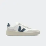 Championes Veja V-90 de cuero blanco con logo lateral en azul marino y detalles en gamuza gris.