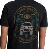 Remera negra con efecto gastado y estampado pequeño en el pecho con el logo de Roark Open Roads.