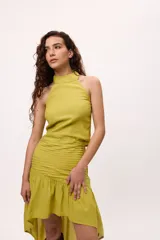 Top blanco con cuello halter y detalle de tablas.