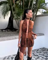 Top marrón con estampado abstracto, de microtul regulable, con cuello halter y espalda descubierta.