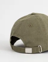 Gorra de gabardina color verde oliva con visera curva y bordado frontal en relieve con la frase "good for sunday".