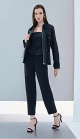 Chaqueta negra con cierre frontal, cuello camisero, bolsillos con solapa y cordón ajustable en la cintura.