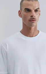 Remera blanca de manga corta, cuello redondo y calce regular con recorte en espalda, realizada en algodón premium muy suave al tacto.