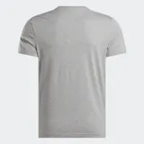 Remera gris de mangas cortas y cuello redondo, con logo de la marca estampado en el pecho.
