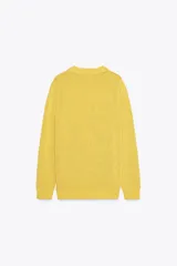 Jersey amarillo de punto rústico, corte recto, cuello redondo y manga larga con terminaciones en rib.