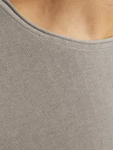 Sweater de punto color gris topo, de manga larga y cuello redondo.