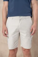 Bermuda cargo azul marino con bolsillos laterales y traseros.