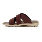 Sandalia de hombre color marrón oscuro con tiras cruzadas de material sintético y suela gruesa de goma en tono beige.