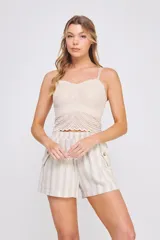 Top color crema de encaje elastizado con breteles finos ajustables, escote en V y copa interna formada.