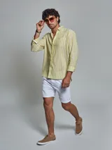 Camisa de lino color cobre con rayas verticales blancas, de manga larga y corte clásico.