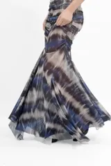 Vestido midi de microtul estampado tipo batik en tonos lavanda, verde y negro. Diseño ajustado con frunces y forro en todo el cuerpo. Falda transparente con terminación en picos.