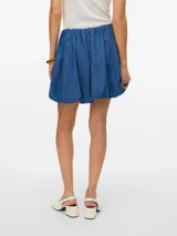 Minifalda azul denim de tiro alto con cintura elastizada y corte globo.