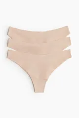 Pack de tres colaless color piel de microfibra con tiro bajo y cintura en V. Ribetes cortados por láser para una sensación suave y mínima visibilidad abajo de la ropa.