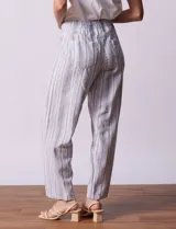 Pantalón de lino estampado a rayas verticales azules y blancas, marca Dash. Tiene pretina ancha elastizada con lazo ajustable.