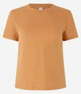 Remera básica de media malla color blanco, con cuello redondo y mangas cortas.