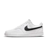 Championes urbanos Nike Court Vision Bajo Next Nature de mujer, color blanco con logo Swoosh en negro. Confeccionados en cuero sintético con perforaciones en la puntera y suela de goma.