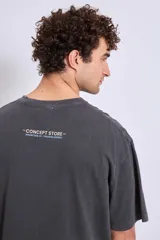 Remera gris oscuro de corte holgado con estampado pequeño en el pecho.