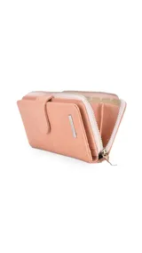 Billetera larga color camel con presilla y broche a presión. Interior con visor, tarjeteros y bolsillos. Compartimento posterior con cierre metálico, incluye bolsillos y monedero con cierre.